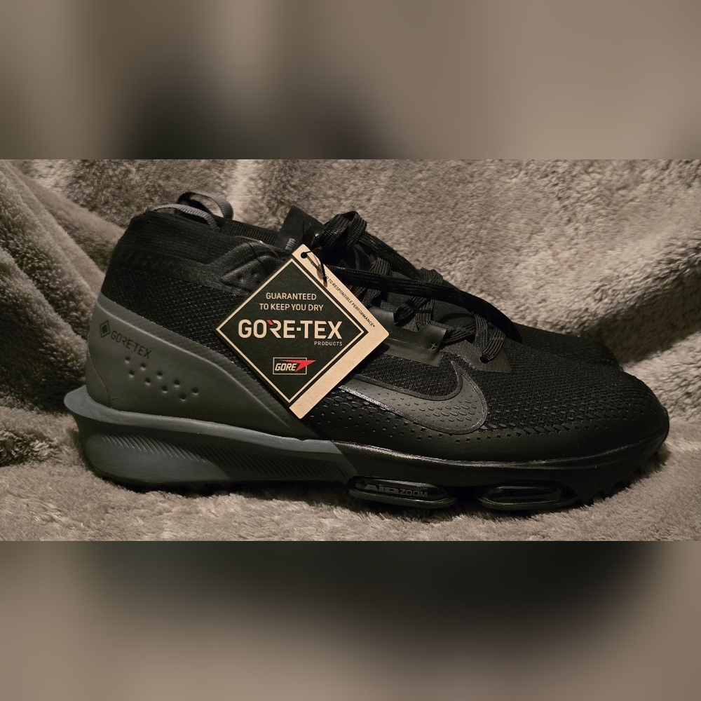 Nike Air Zoom Infinity Tour 2 GORE-TEX Golf Shoes.